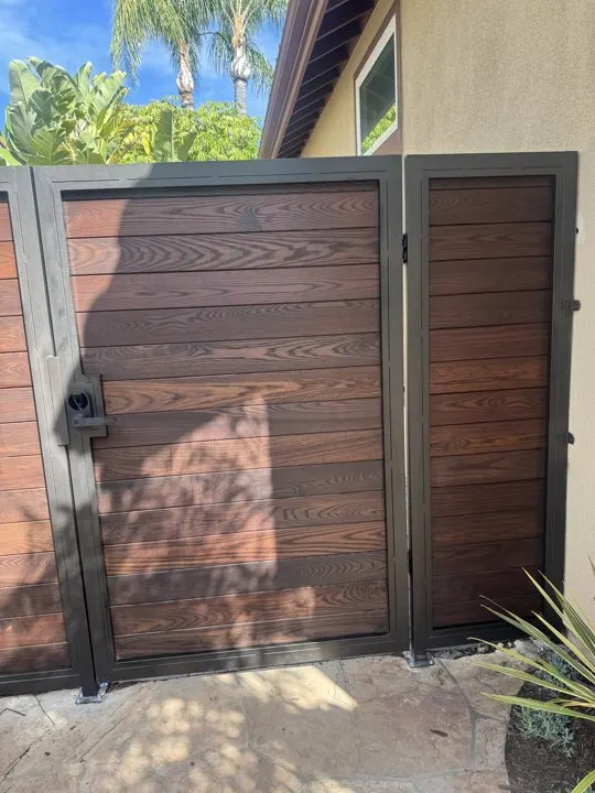 Closed pedestrian leaf and matching fixed infill