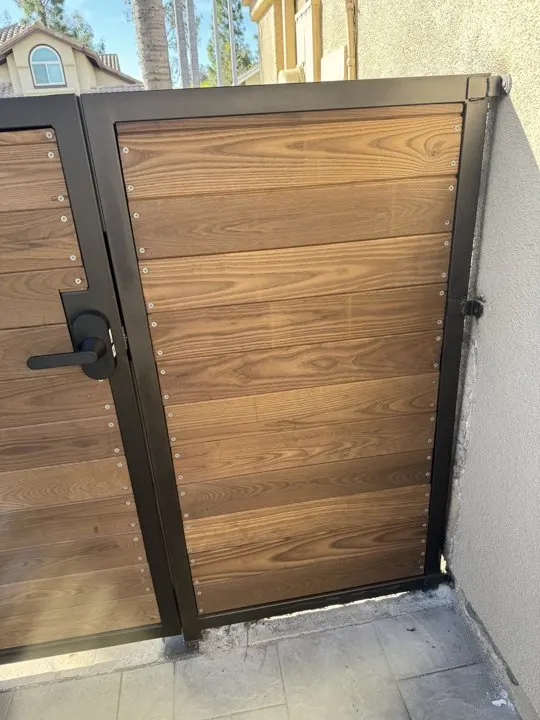 Inside face, hinges and frame details