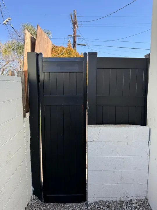 Matching side gate between boundary panels
