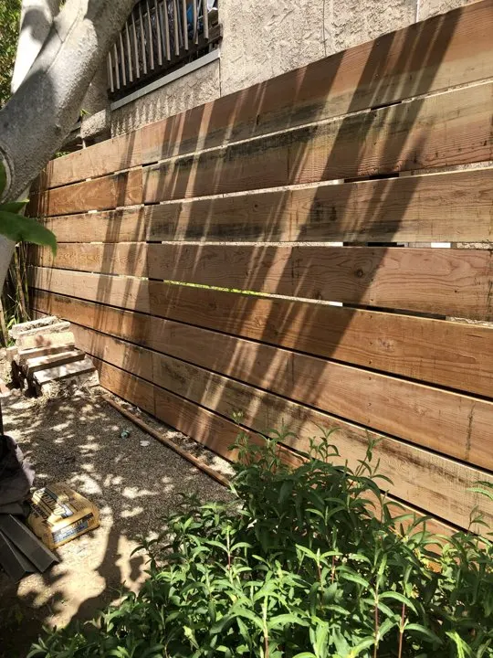 Horizontal wood boards and the planted boundary