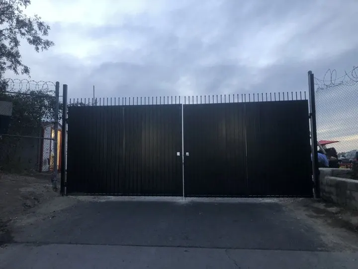 Closed double gate with a pointed open top line