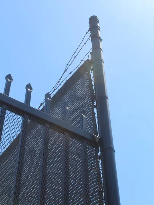 Upper fence detail