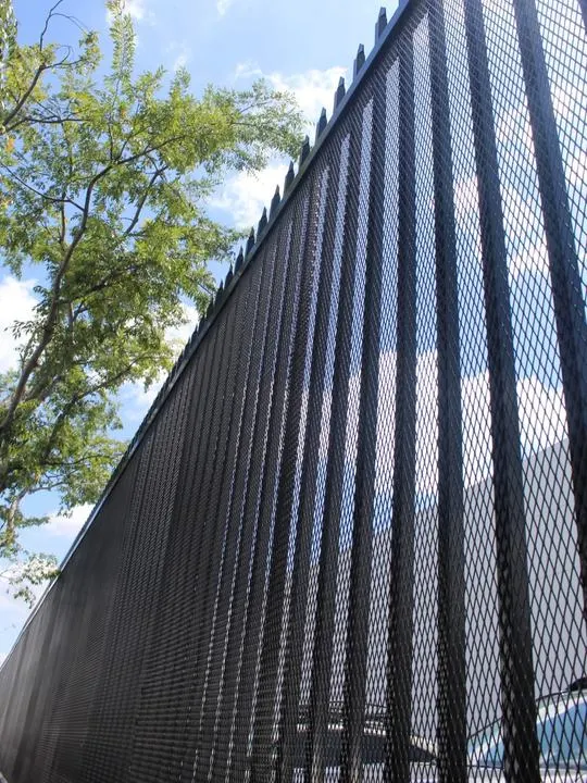 Mesh perimeter and repeated uprights