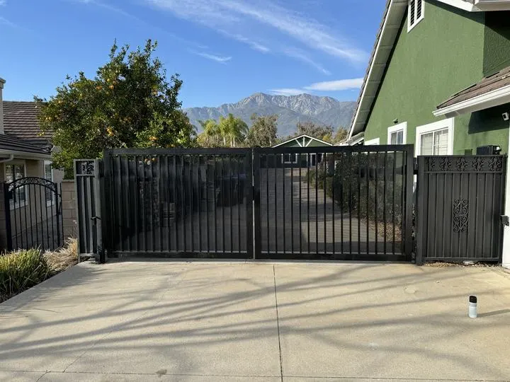 Open-picket driveway and decorative side panels
