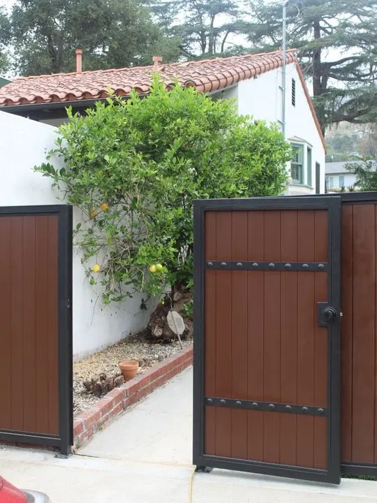 Pedestrian entrance at the same frontage